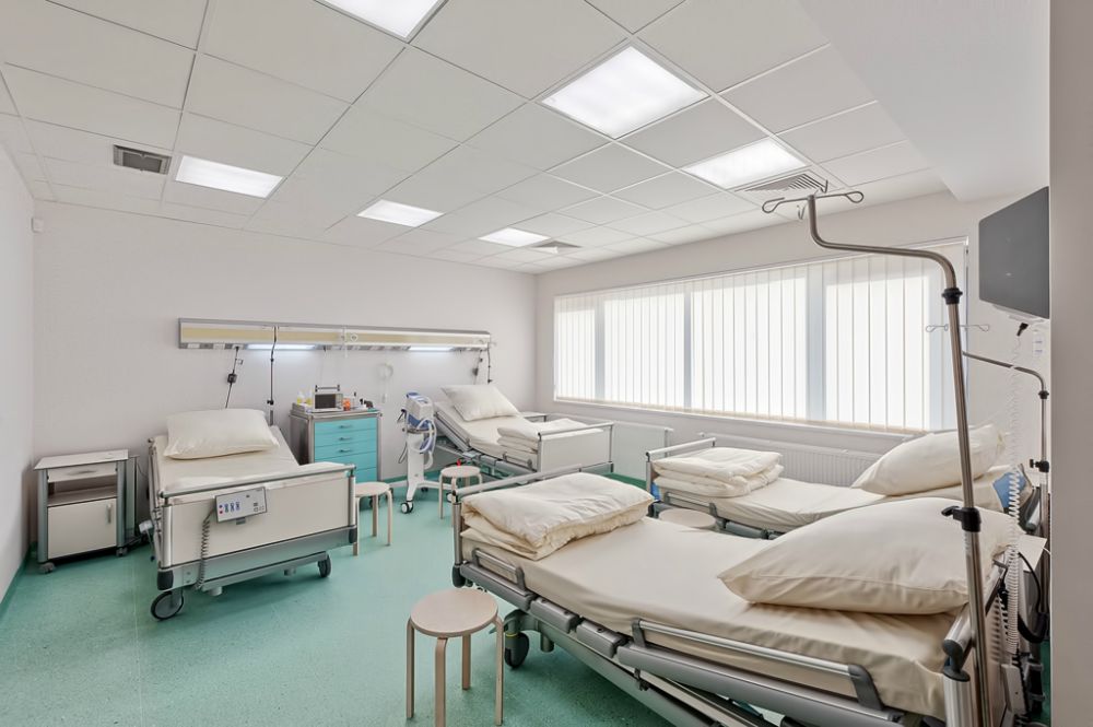 Czteroosobowa sala pacjentów z dużymi łóżkami w SCM Clinic w Krakowie