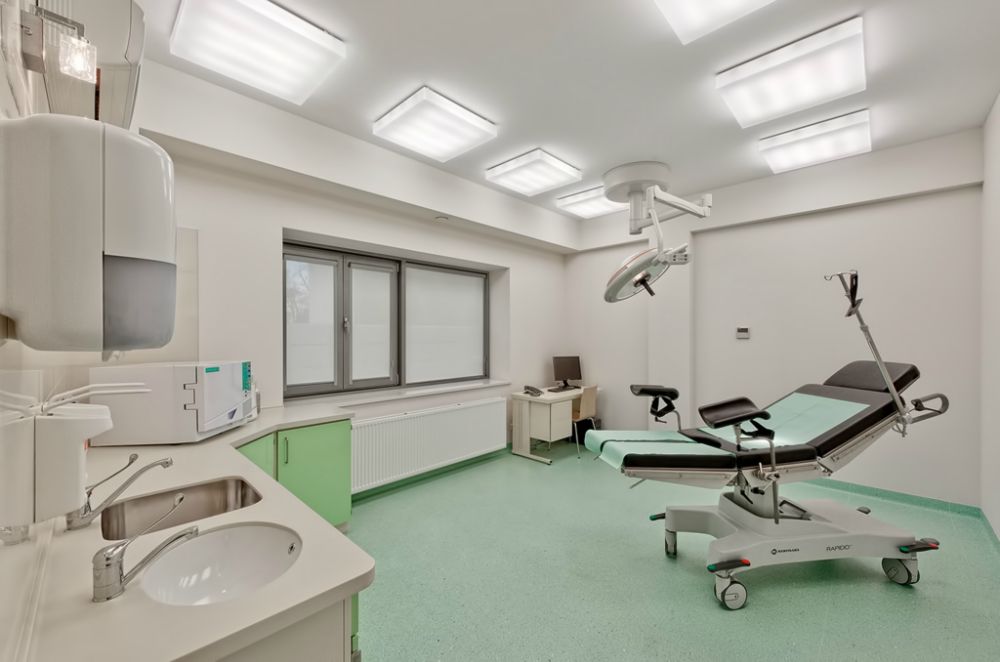 Sala zabiegowa ze specjalistyczym fotelem medycznym w klinice SCM w Krakowie