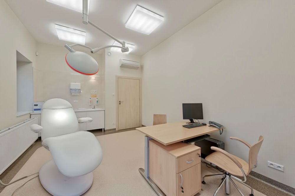 Gabinet lekarski z wygodnym fotelem i profesjonalną lampą w SCM Clinic w Krakowie