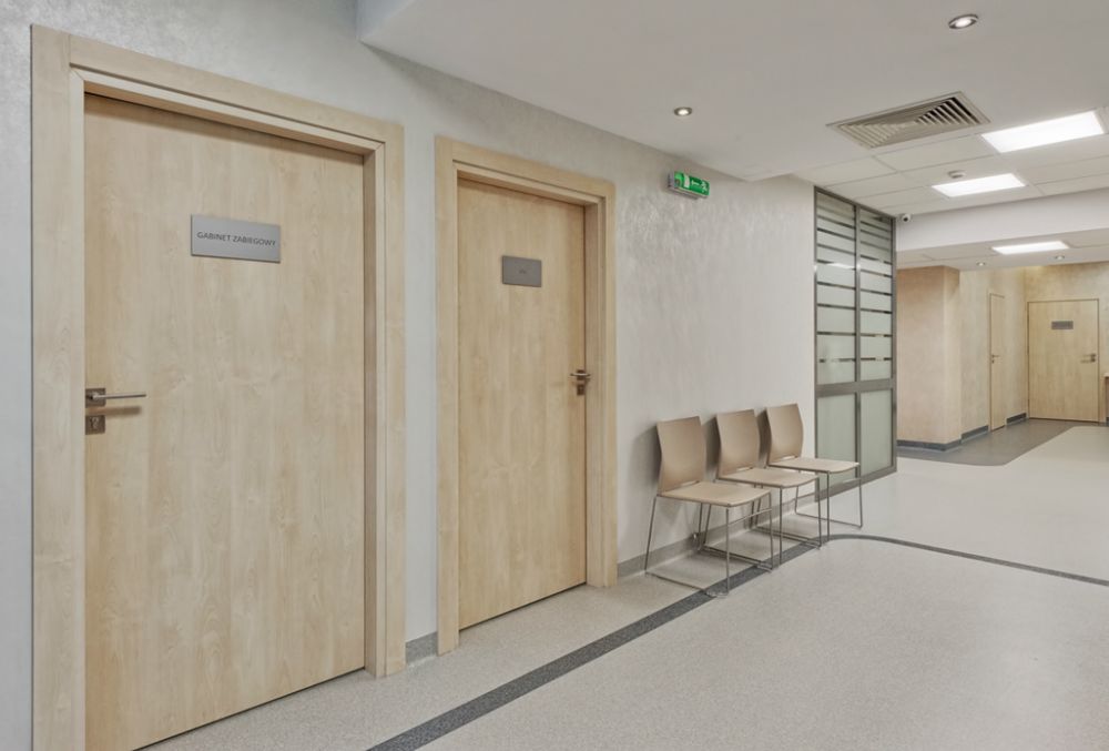 Drzwi do gabinetu zabiegowego w klinice SCM w Krakowie